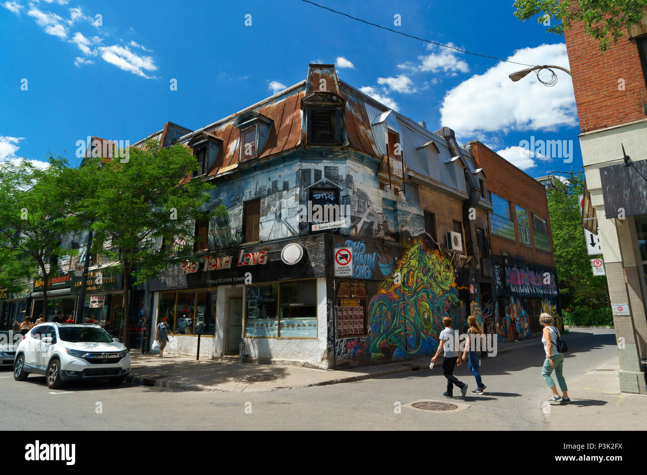 Fußgänger De Bullion stret an der Ecke von Ste Catherine, Downtown Montreal, Provinz Quebec, Kanada. Stockfoto