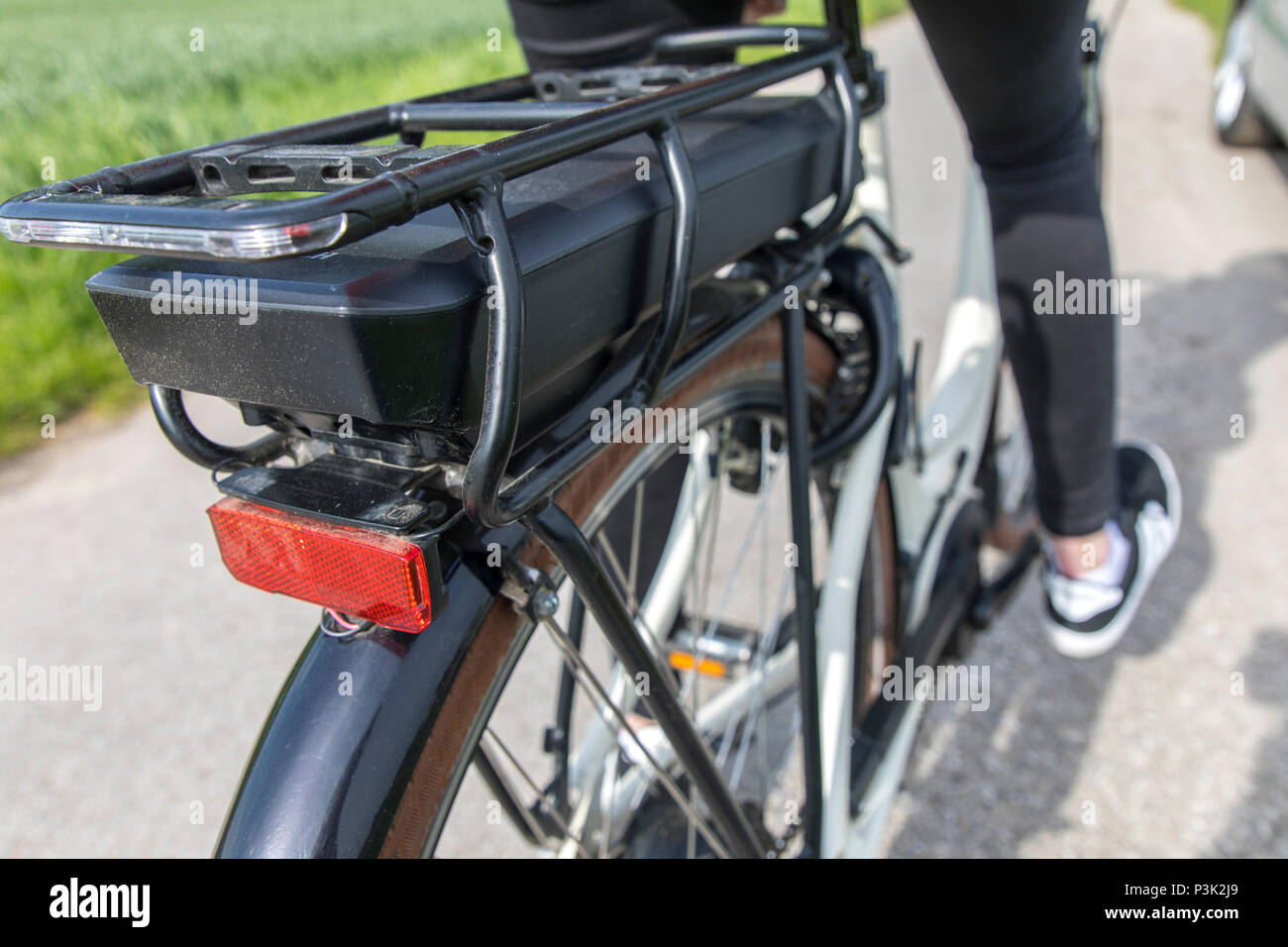 Junge Frau fährt ein e-Bike, Elektro Bike, Elektromotor unterstützt fahren, Akku, Stockfoto