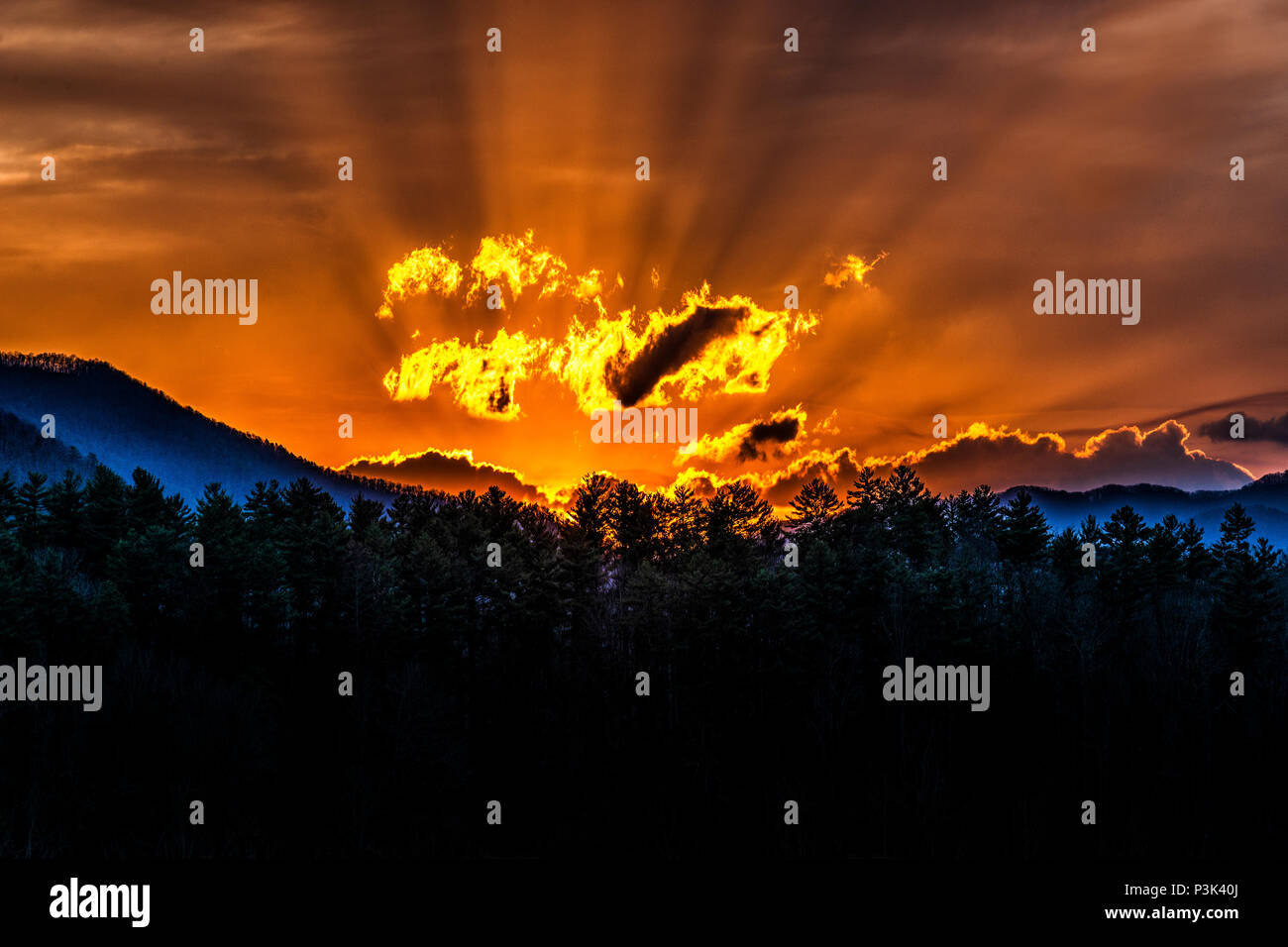 Horizontale Schuß eines schönen Smoky Mountain Sunrise mit Platz kopieren. Stockfoto