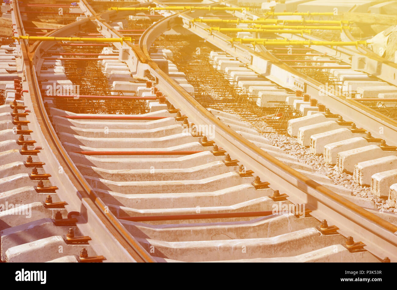 Fragment der Straßenbahnschienen in der Phase ihrer Installation und