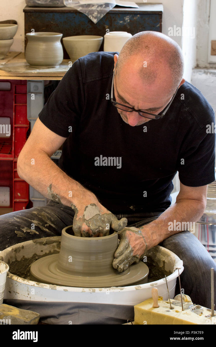 Keramiker an der Töpferscheibe arbeiten Stockfoto