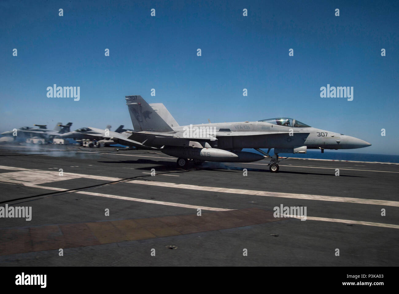 160706-N-QN 175-189 MITTELMEER (6. Juli 2016) Cmdr. Jeffrey Bauer, kommandierender Offizier der Wildkatzen von Strike Fighter Squadron (VFA) 131 kehrt nach einem fliegenden Wechsel der Befehl Zeremonie auf dem Flugdeck der Flugzeugträger USS Dwight D. Eisenhower (CVN 69) (IKE) Juli 6, 2016. Ike ist zur Unterstützung der Operation inhärenten Lösen, Maritime Security Operations und Theater Security Operation Bemühungen in den USA 6 Flotte Bereich der Operationen eingesetzt. (U.S. Marine Foto von Mass Communication Specialist Seaman Dartez C. Williams/Freigegeben) Stockfoto