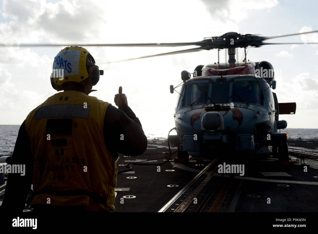 160707-N-YU 572-031 SOUTH CHINA SEA (7. Juli 2016) Der Bootsmann Mate 3. Klasse Lukas Swire gibt einen "Daumen hoch" zu einem MH-60R Seahawk, angeschlossen an Hubschrauber Maritime Strike Squadron (HSM) 49, während der flugbetrieb an Bord der geführte Anti-raketen-Zerstörer USS Momsen (DDG92). Die geführt - Flugzerstörer USS Spruance (DDG111), USS Decatur (DDG73) und Momsen sind zur Unterstützung der maritimen Sicherheit und Stabilität in der Indo-Asia Pacific als Teil einer US-Flotte 3 Pacific Oberfläche Action Group (PAC SAG) unter Commander, Destroyer Squadron (CDS) 31 eingesetzt. (U.S. Marine Foto von Massenkommunikation Speciali Stockfoto