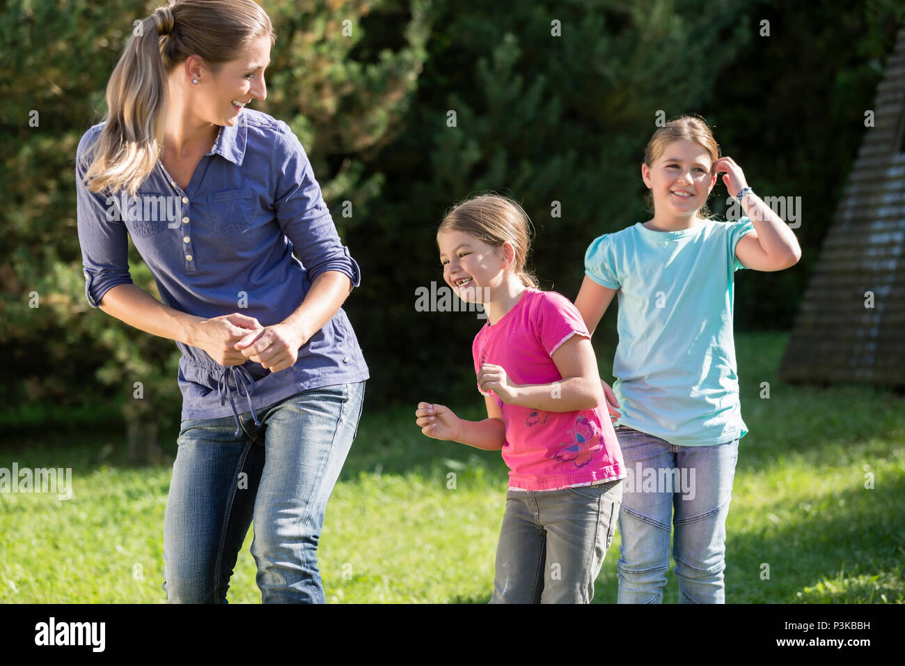 Mutter mit Töchtern tun Tanz Übung im Freien Stockfoto