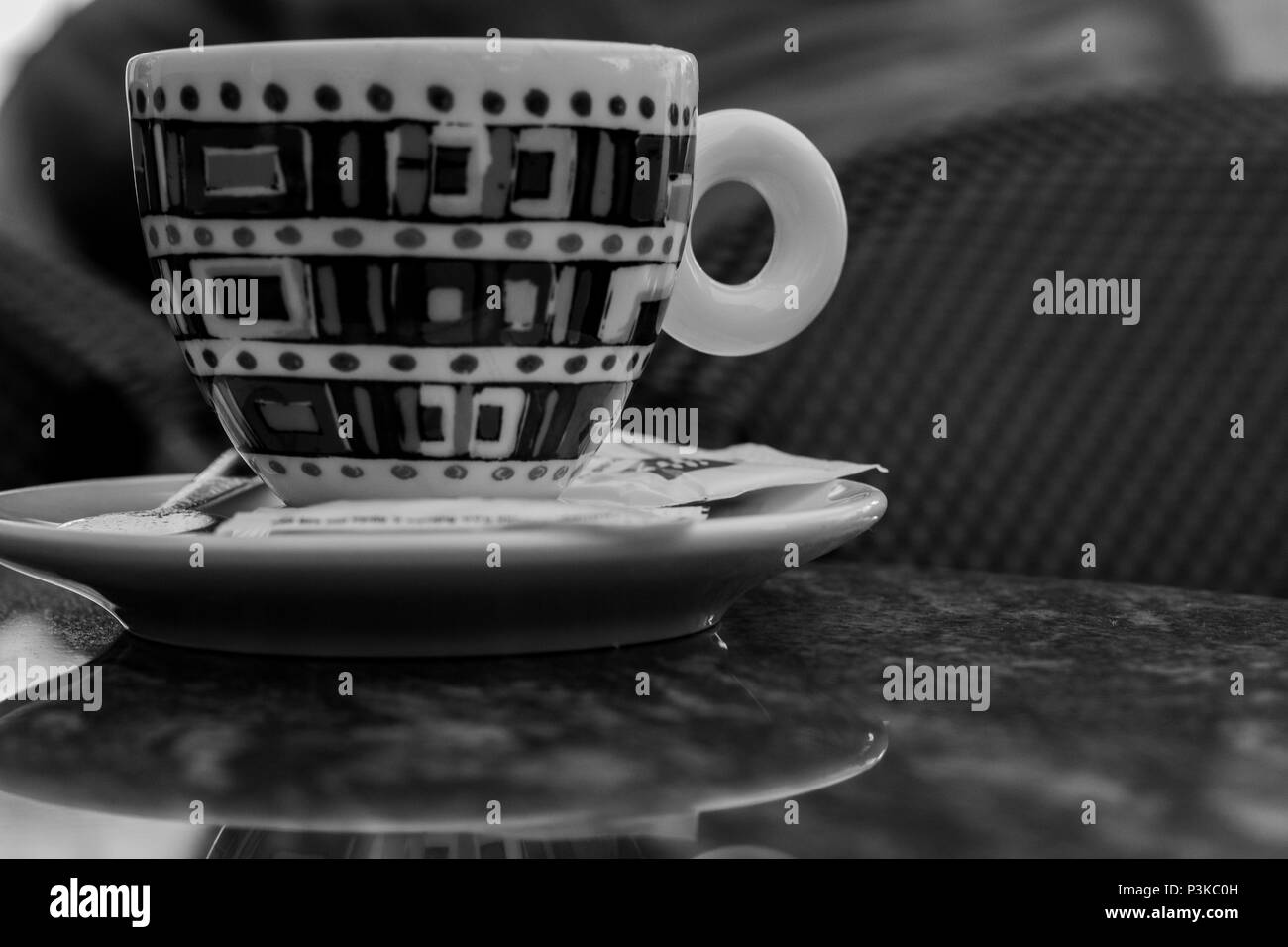 Schwarz und Weiß Kaffeetasse Stockfoto