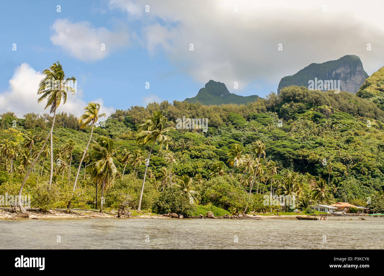 Strand auf der Insel Bora Bora, Französisch-polynesien mit Mt. Otemanu im Hintergrund Stockfoto