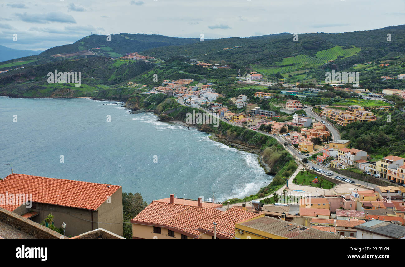 Die raod nach Castelsardo vom höchsten Punkt der Stadt mit dem Meer als Hintergrund zu sehen Stockfoto