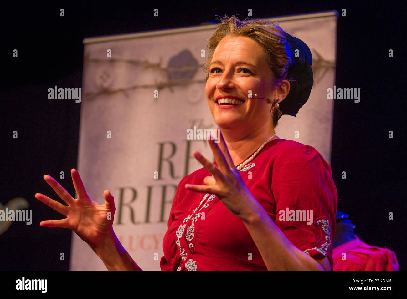 LUCY ADLINGTON, Autor, Schauspieler und Kostüm Historiker, sprechen über ihre Arbeit an eine Zielgruppe von Schulkindern an der Hay Festival 2018 von Literatur und Kunst dieses Festival, berühmt durch den ehemaligen US-Präsidenten Bill Clinton "Woodstock des Geistes" beschrieben, zieht die Dichter und Denker aus der ganzen Welt für 10 Tage feiern der Besten des geschriebenen Wortes Stockfoto