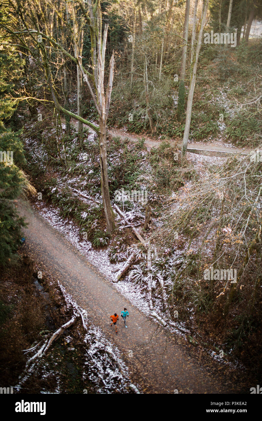 Zwei Läufer auf Forstweg, Seattle, Washington, USA Stockfoto
