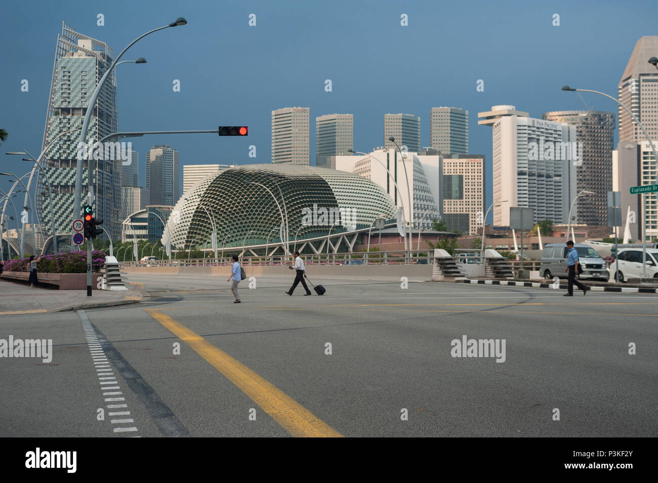 Singapur, Republik Singapur, Fußgängerzone Kreuzung auf Esplanade Drive Stockfoto