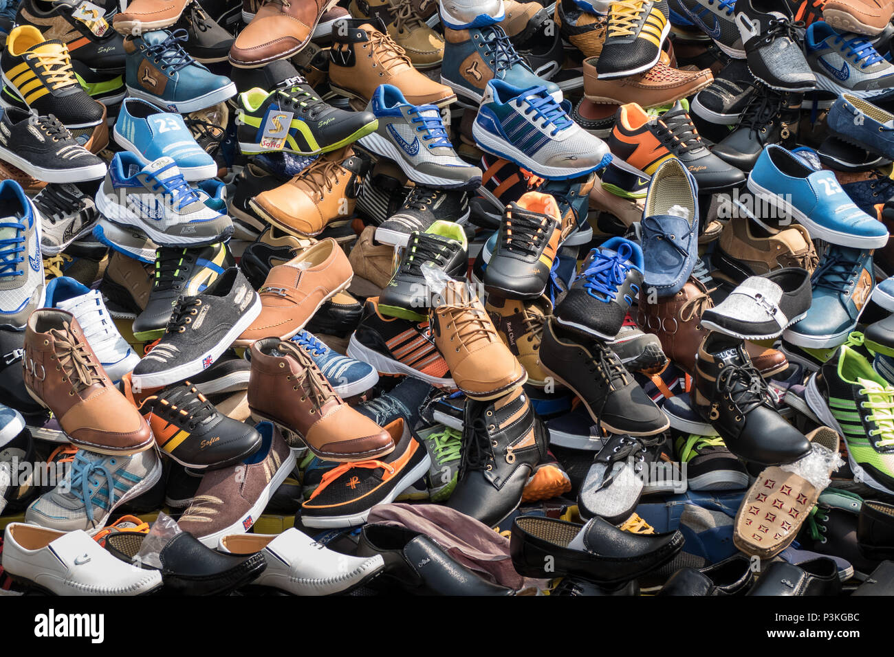 ein Männer verkaufen gebrauchte Schuhe auf der Straße Indien ein Männer verkaufen gebrauchte Schuhe auf der Straße Indien