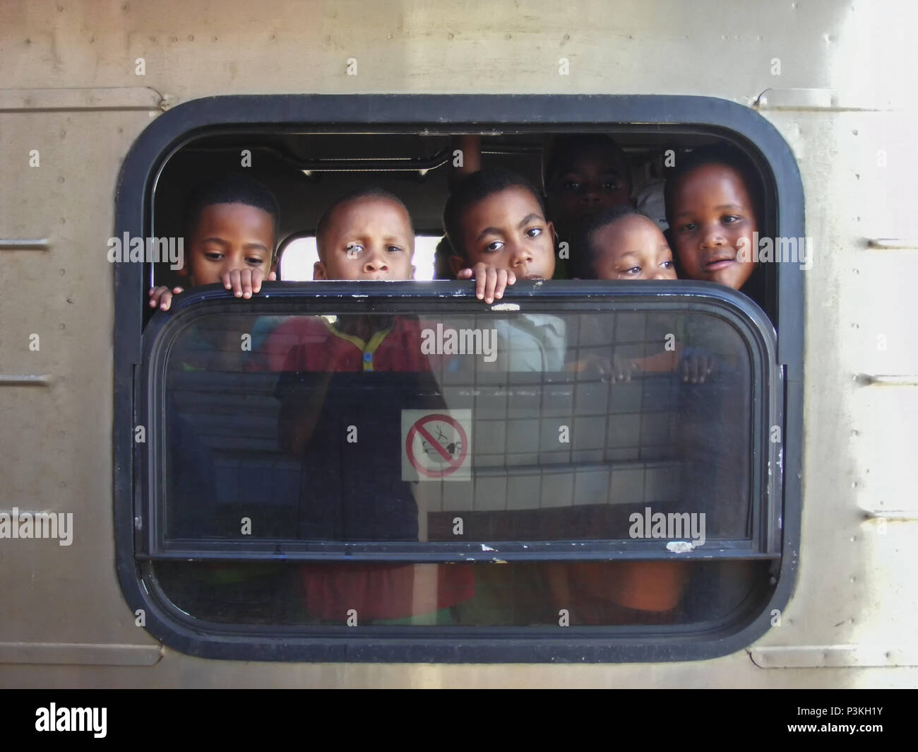 Kinder peeking aus dem Fenster der Bahn Kapstadt Südafrika Stockfoto