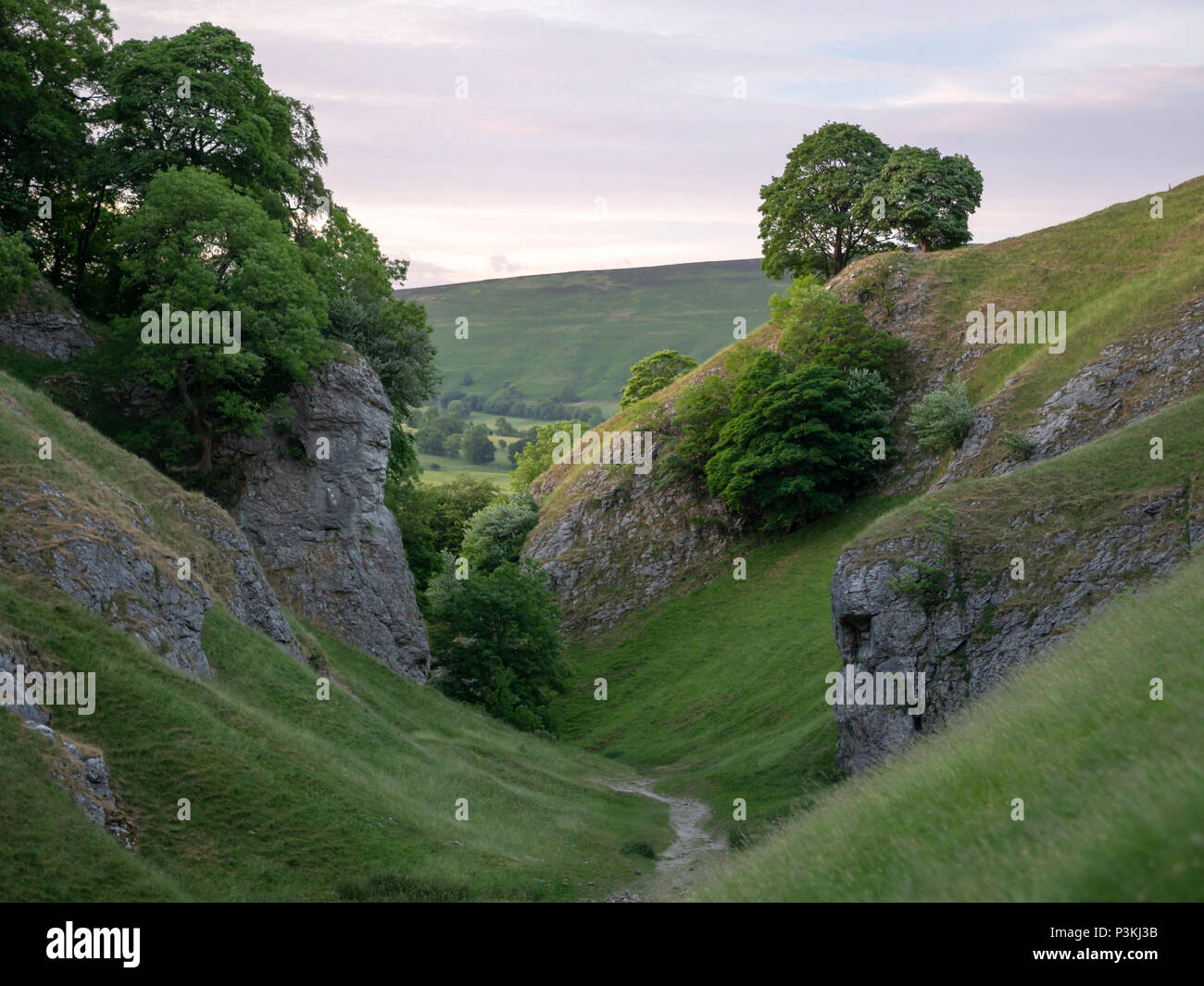 Die Entwässerung der Höhle Dale durch die felsige Landschaft des Peak District von Großbritannien schneiden Stockfoto