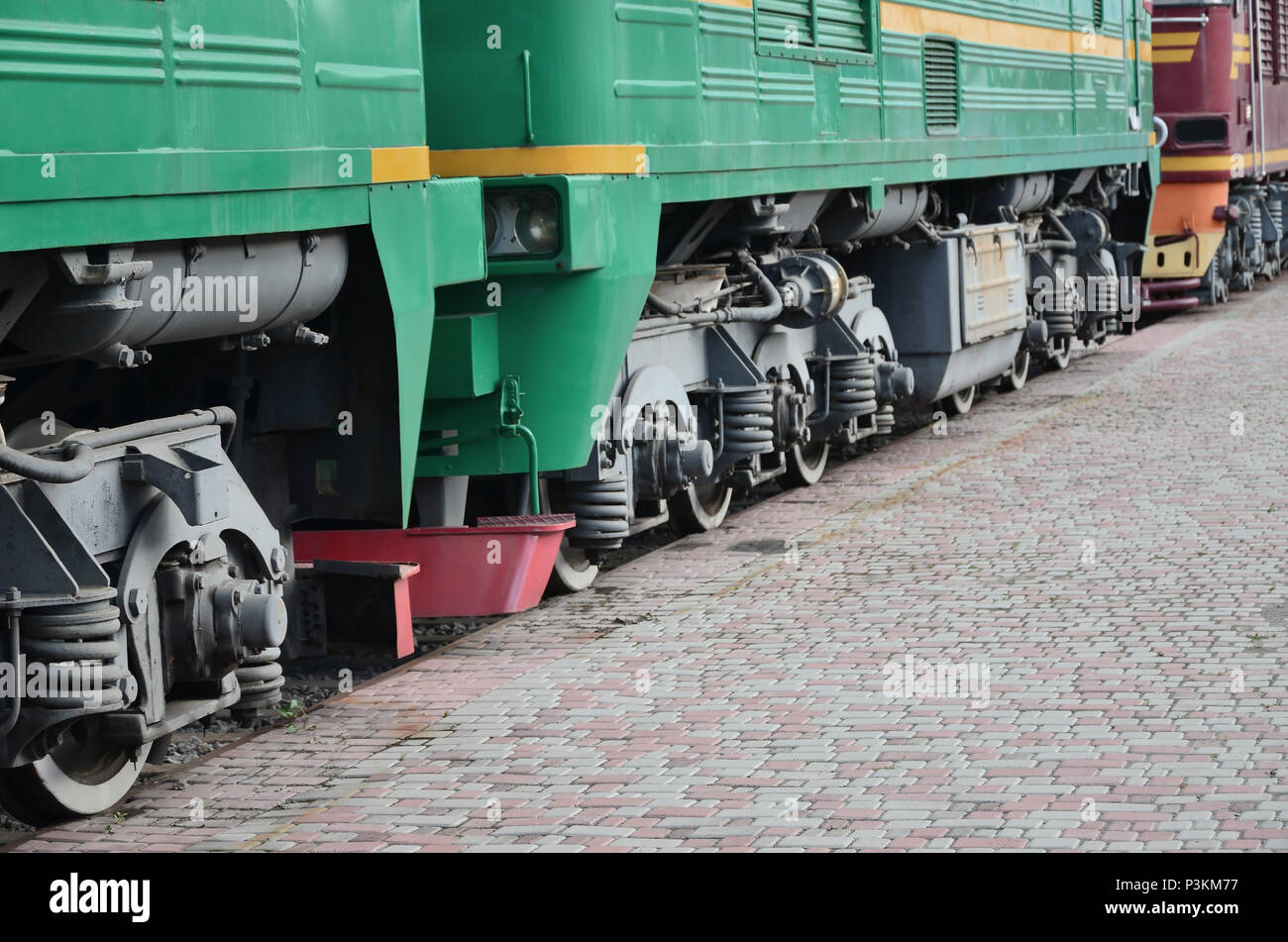 Die Räder eines modernen russischen elektrische Zug mit Stoßdämpfern und Bremsanlagen. Die Seite der Kabine Stockfoto