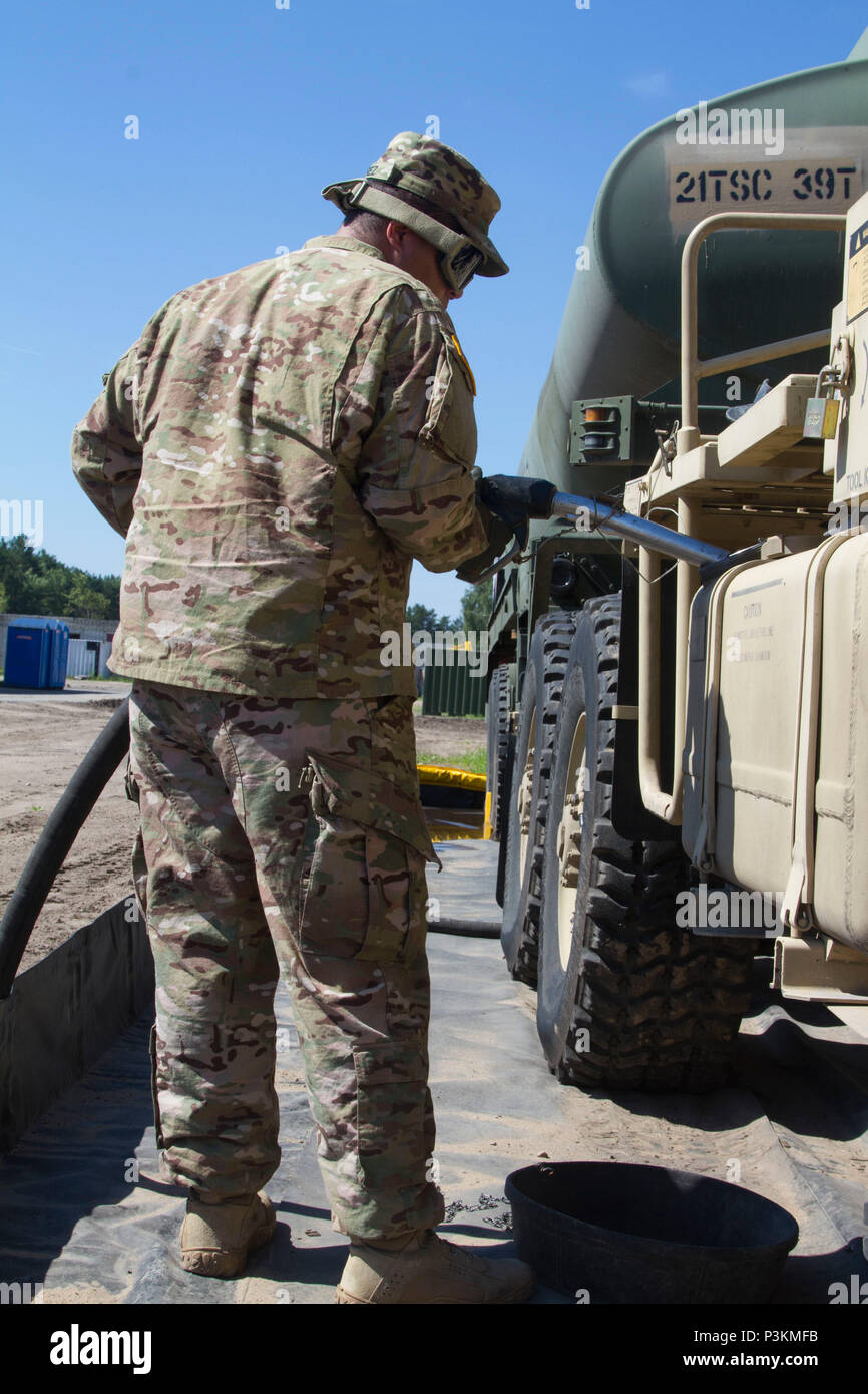 Us-Armee SPC. Obed Perez, ein Motor Transport Operator und heimisch in Waynesville, MO., dem 515Th Transportation Company zugeordnet, 39th Transport Bataillon, 16 Sustainment Brigade, 21 Theater Sustainment Command, tankt seinen schweren Erweiterte Mobilität Tactical Truck (HEMTT) M978 A2 vor ein Kraftstoff, der Austausch findet in Estland, 1. Juli 2016 stattfindet. Die Soldaten des 515Th Transportation Company liefert Kraftstoff für US-Einheiten, die an den Atlantik zu lösen. Einheiten, die an den Atlantik zu lösen sind von Estland im Norden bis nach Bulgarien im Süden, mehr als 1.000 Meilen Stockfoto