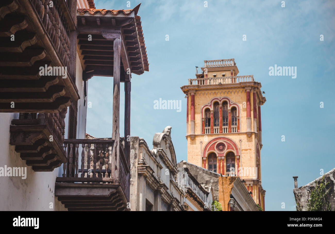 Schöne bunte Balkone innerhalb der alten Mauern der historischen Stadt Cartagena, Kolumbien Stockfoto