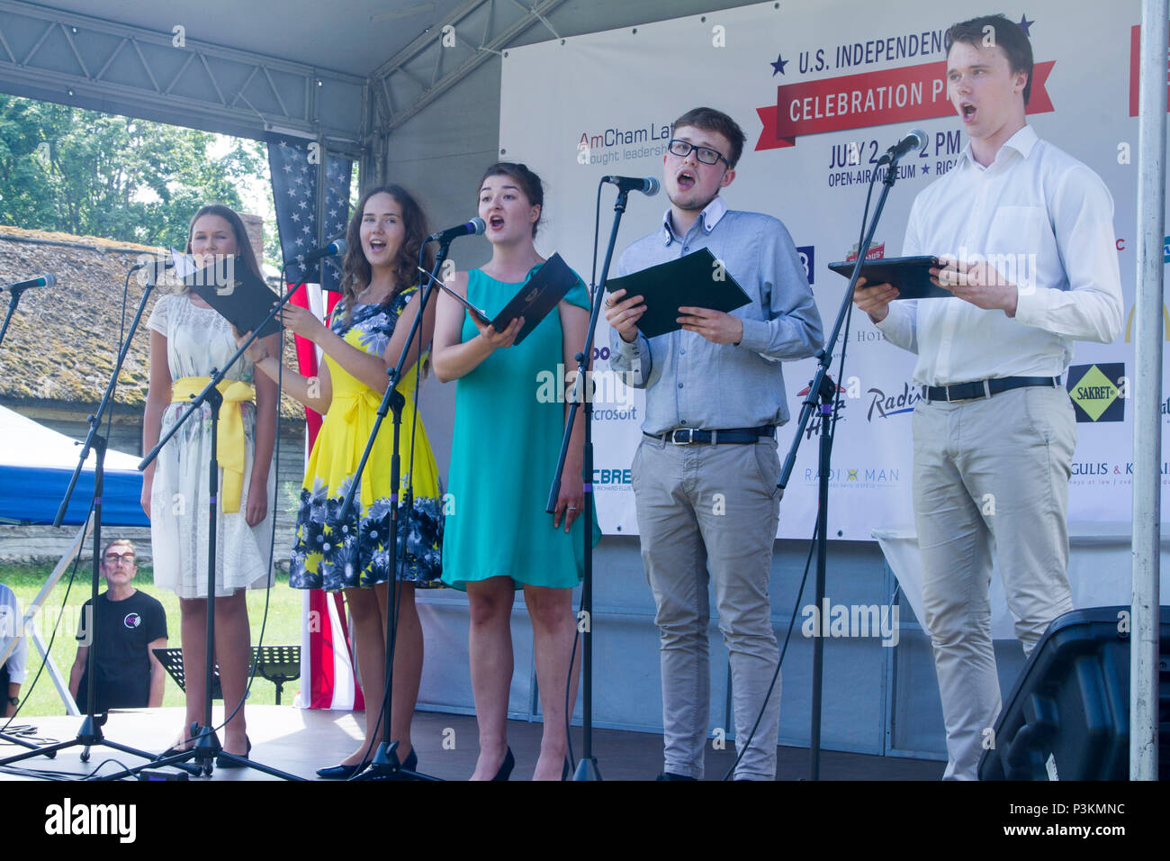 Riga Stimmen, ein lokaler lettischer Band, singt die USA und lettischen Nationalhymnen bei der amerikanischen Unabhängigkeit Tag Picknick in Riga, Lettland, bewirtet durch die amerikanische Handelskammer, 2. Juli 2016. Soldaten aus der dritten Bataillon, 69th Armored Regiment waren anwesend bei der Veranstaltung. Us-Soldaten im Land sind das Training mit Ihren lettischen Verbündeten zur Unterstützung der Operation Atlantic lösen die in Osteuropa durchgeführt wird US-Engagement in der kollektiven Sicherheit der NATO und ihr Engagement für einen dauerhaften Frieden und Stabilität in der Region zu demonstrieren. Stockfoto