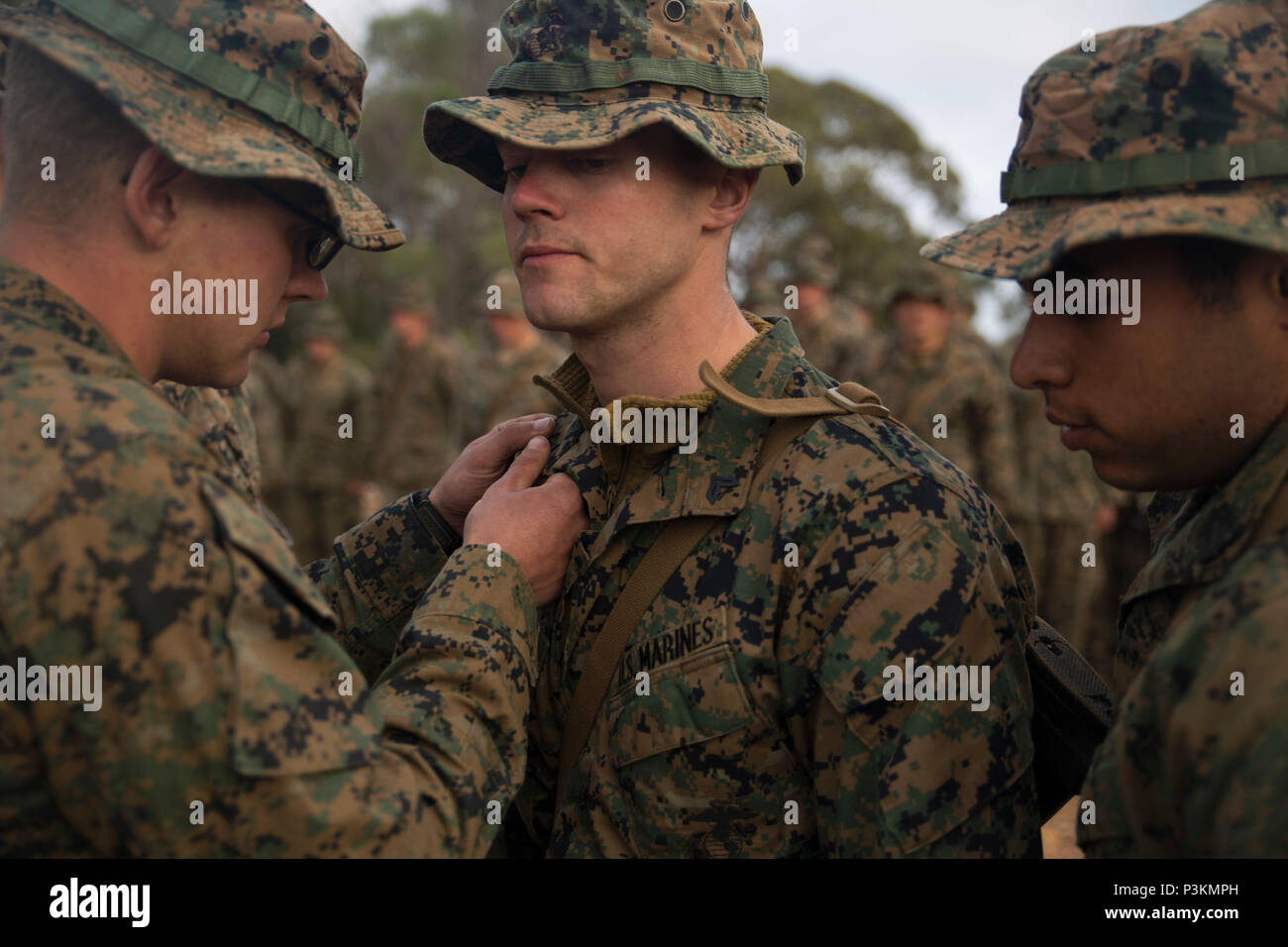 Us Marine Corps Cpl. Sean J. Whitley, ein Rifleman, erhält zu Sgt gefördert. bei Cultana Training Area, South Australia, Australien, 2. Juli 2016. Whitley war am Anfang der Übung Hamel, eine trilaterale Übung mit Australien, Neuseeland, und US-Streitkräfte zu Zusammenarbeit, Vertrauen und Freundschaft gefördert. Whitley, von O'Fallon, Missouri, ist mit 1.BATAILLON, 1. Marine Regiment, Marine Drehkraft - Darwin. (U.S. Marine Corps Foto von Cpl. Carlos Cruz jr./Freigegeben) Stockfoto