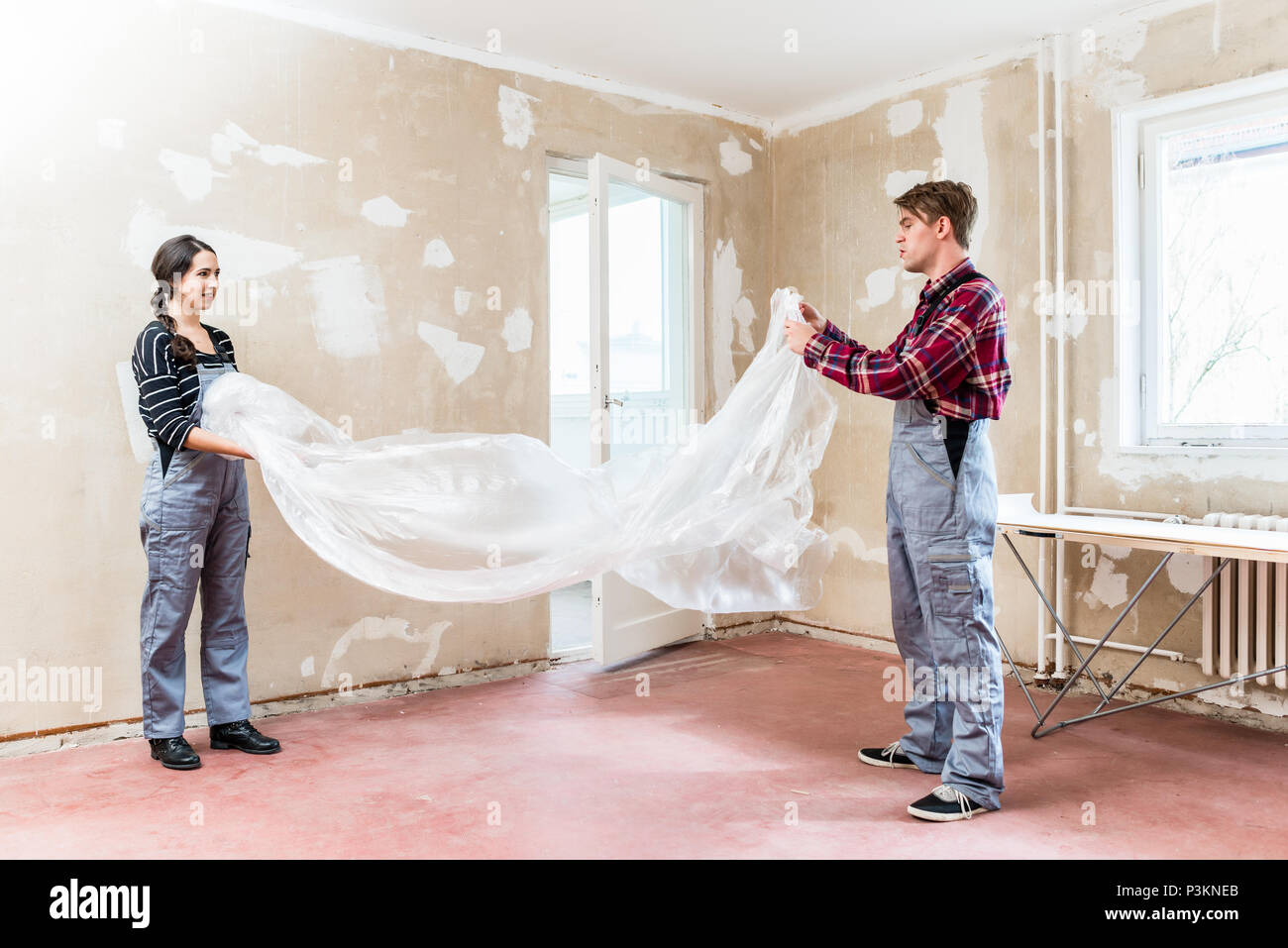 Junges Paar zusammen an der Renovierung des Inneren von zu Hause aus arbeiten Stockfoto