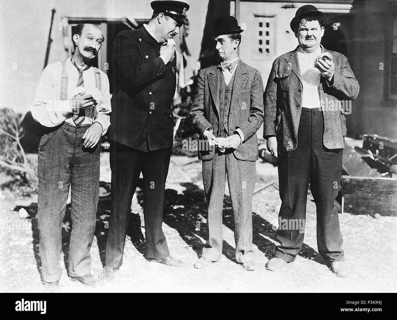 Original Film Titel: BIG BUSINESS. Englischer Titel: BIG BUSINESS. Regisseur: James W. HORNE. Jahr: 1929. Stars: Oliver Hardy, Stan Laurel; JAMES FINLAYSON. Credit: M.G.M/Album Stockfoto