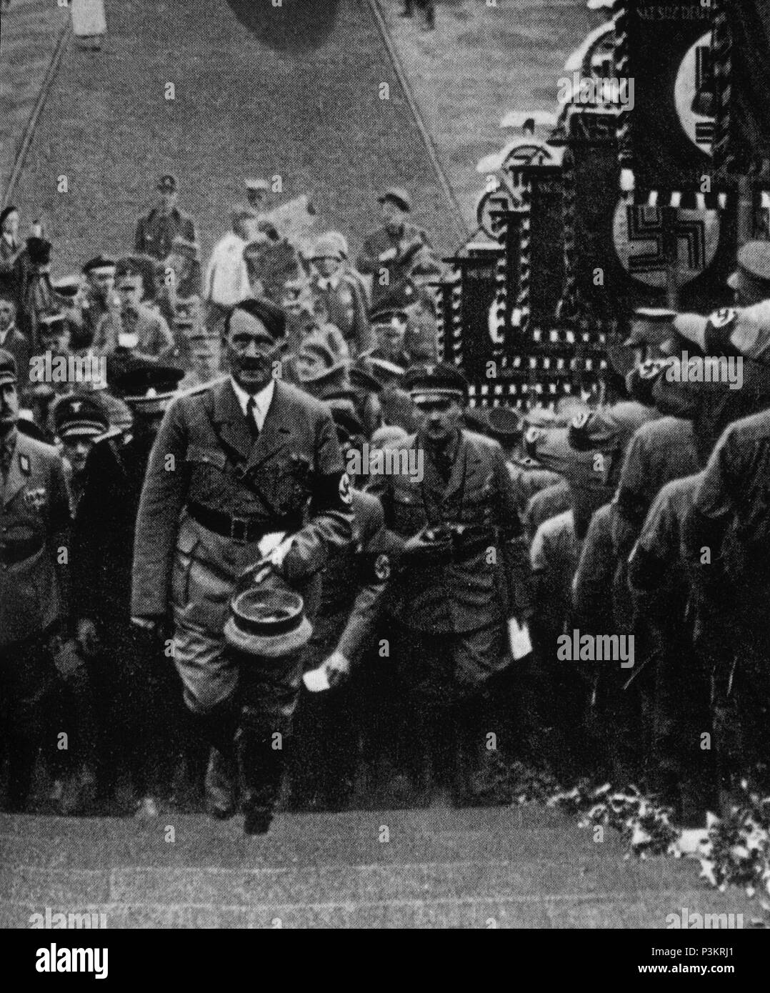 HITLER SUBIENDO BUCKEBERG ENTRE LAS ESCALERAS DE COMUNICACIÓN UNIFORMADOS. Stockfoto