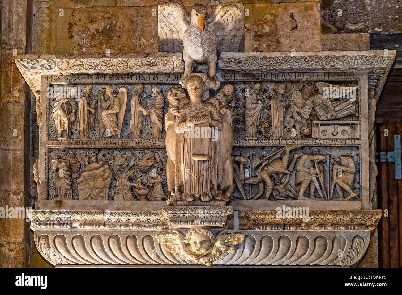 Italien Sardinien Cagliari Castello (Casteddu) Bezirk - Kathedrale Santa Maria - Ambos oder pupits - Der Maestro Guglielmo machte es für die Kathedrale von Pisa zwischen 1154 und 1162; er wurde in der Kathedrale von Cagliari 1312 übertragen. Im 17. Jahrhundert war es in zwei Ambos zerlegt, eine Situation, die heute noch sichtbar. Stockfoto