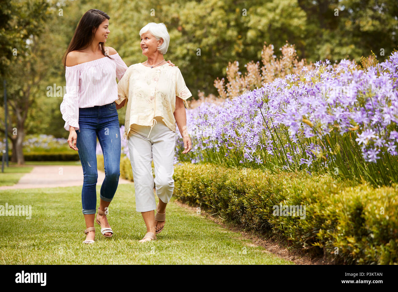 Ältere Eltern mit erwachsenen Kindern genießen Sie Mahlzeiten im Cafe im Freien Stockfoto
