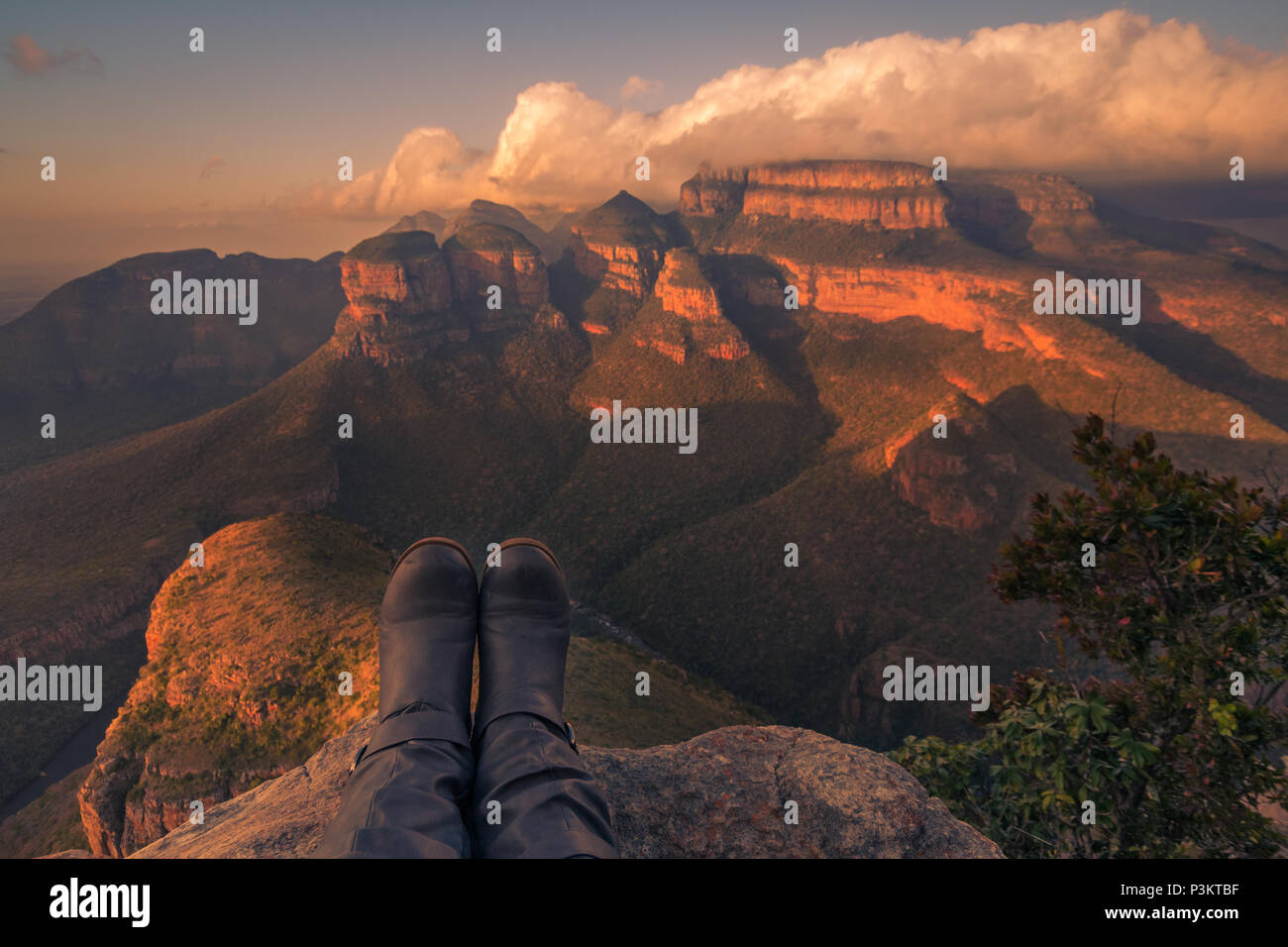 Weiten Blick auf die Drei Rondavels mit Personen Stiefel im Vordergrund im goldenen Licht des Sonnenuntergangs. Mpumalanga, Südafrika Stockfoto