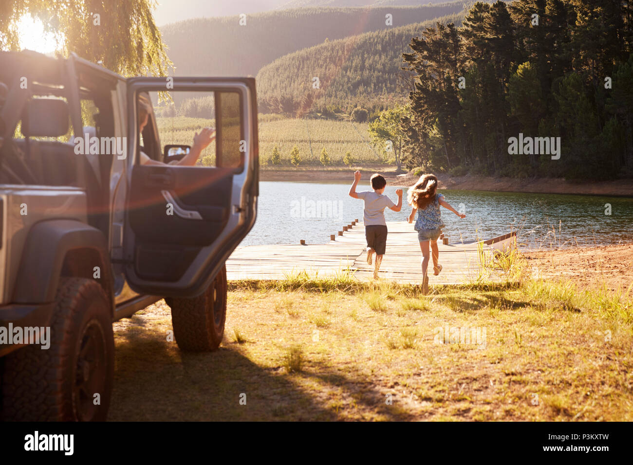 Familie erreichen Ziel von See nach Road Trip Stockfoto