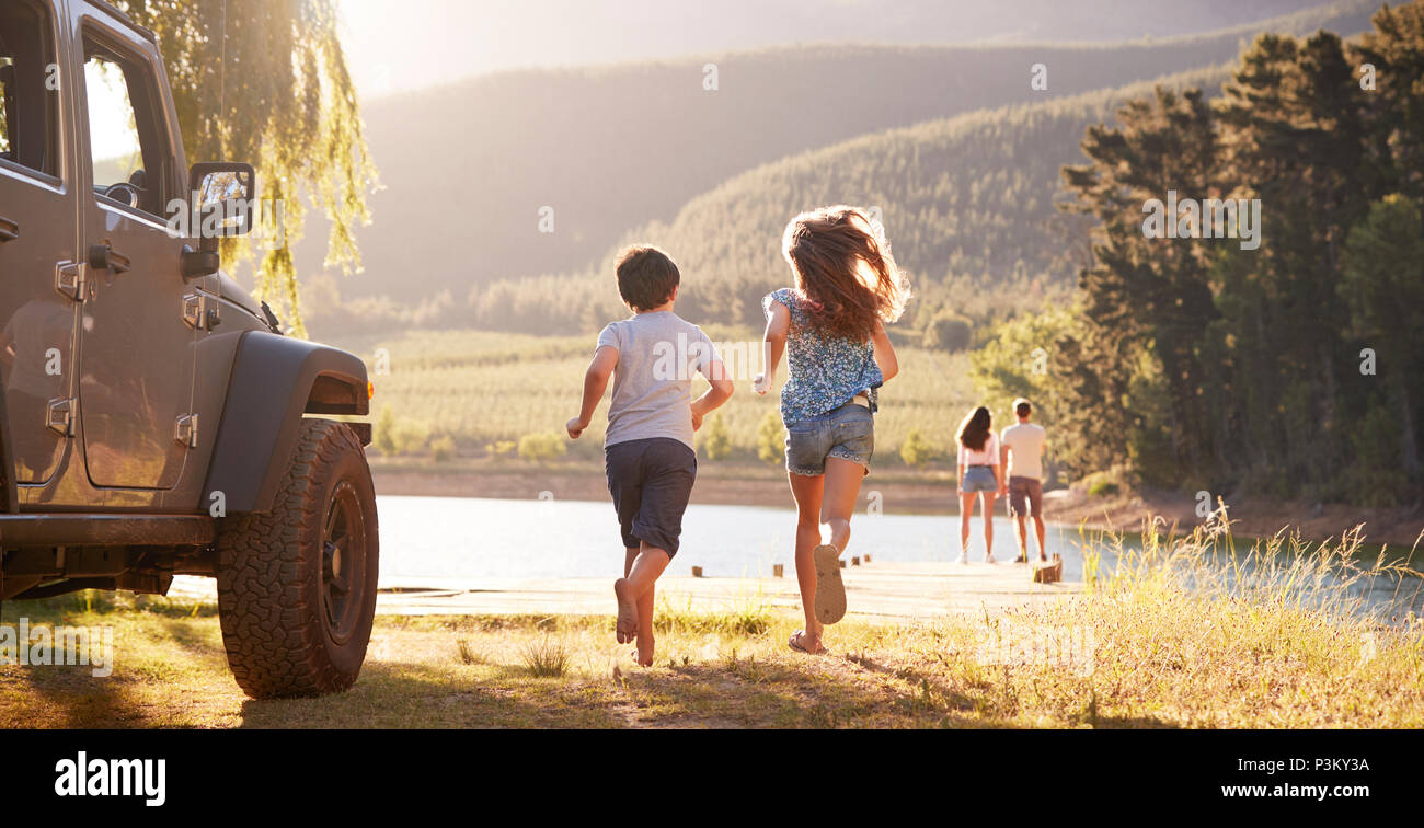 Aufgeregt Familie erreichen Landschaft Ziel auf Reise Stockfoto