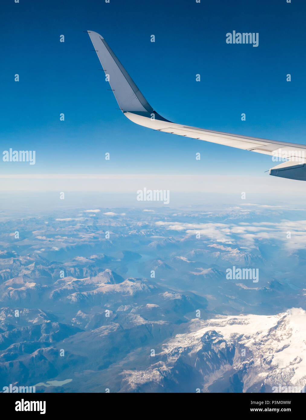 Blick aus dem Flugzeug Fenster der schneebedeckten Anden mit dem Flugzeug Flügel, Südlichen Patagonischen Eisfeld, Patagonien, Chile, Südamerika Stockfoto
