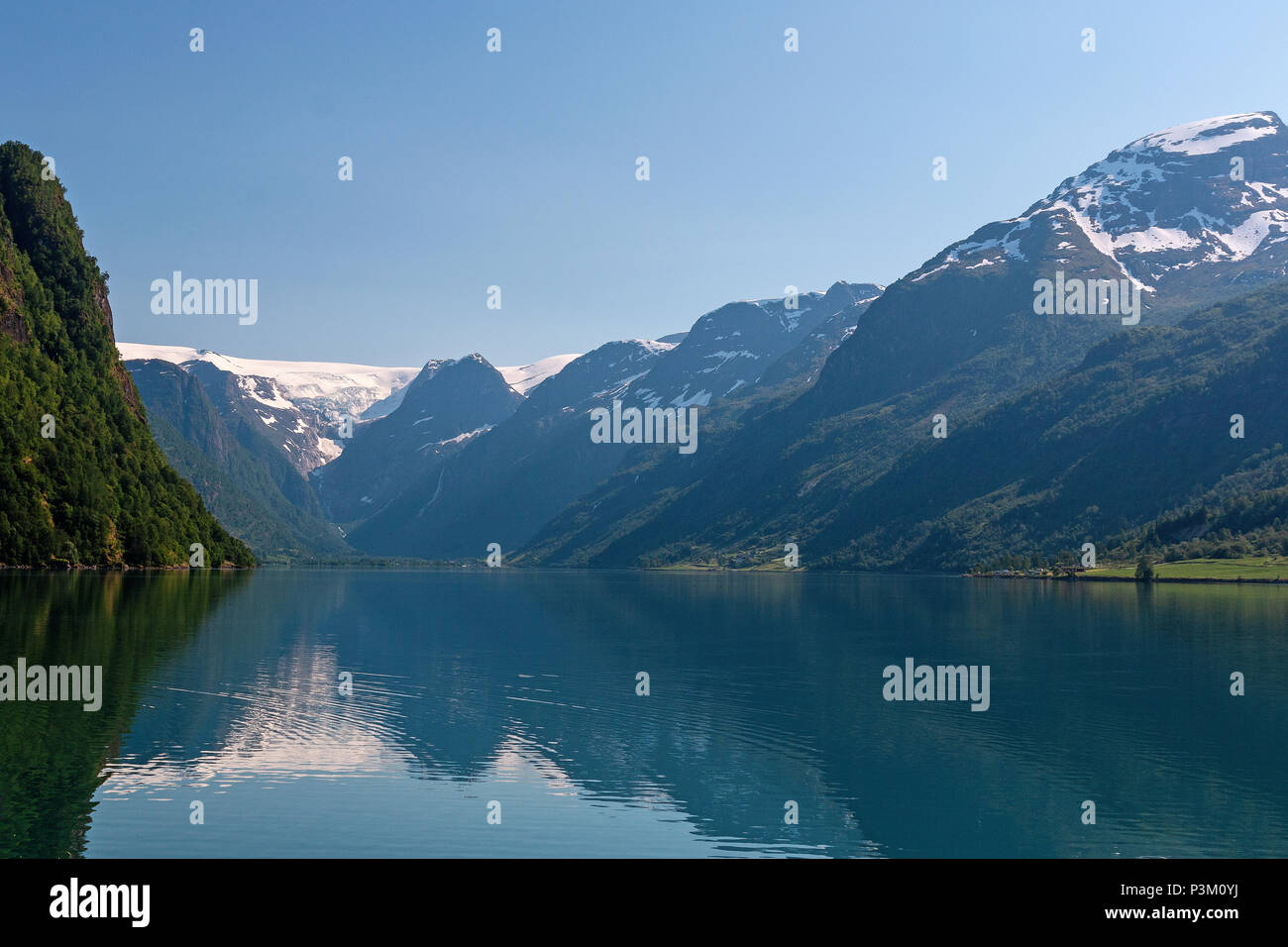 See Oldevatnet mit Briksdalsbreen/Melkevollbreen auf der Rückseite Teile des Jostedalsbreen und ein berühmter norwegischer Sicht Stockfoto