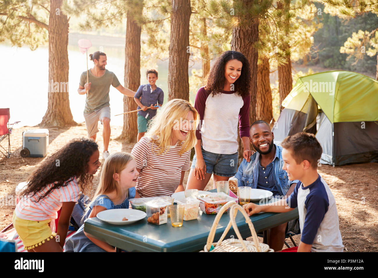 Familie mit Freunden Camp am See Wandern Abenteuer im Wald Stockfoto