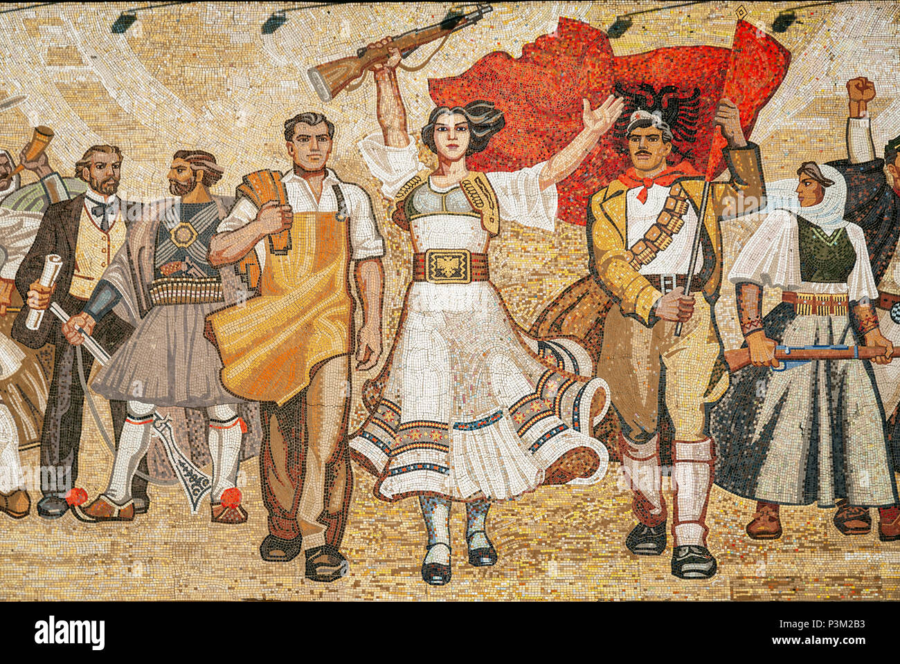 Nationale Historische Museum Sehenswürdigkeiten und berühmten "sozialistischen der Albaner realist Mosaik Wandbild in skanderberg Hauptplatz von Tirana, Albanien Stockfoto
