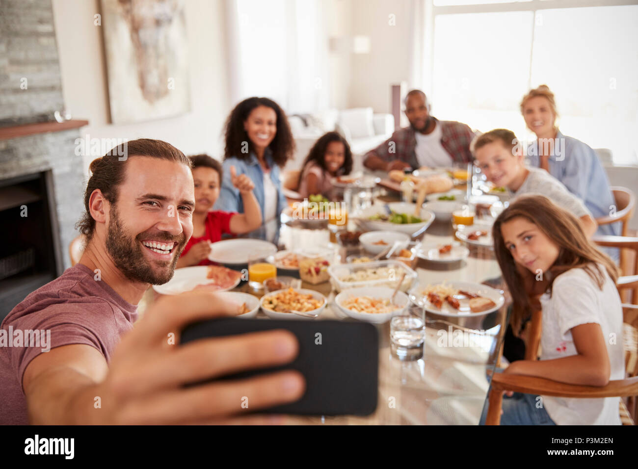Zwei Familien unter Selfie wie Sie geniessen Mahlzeit zu Hause zusammen Stockfoto