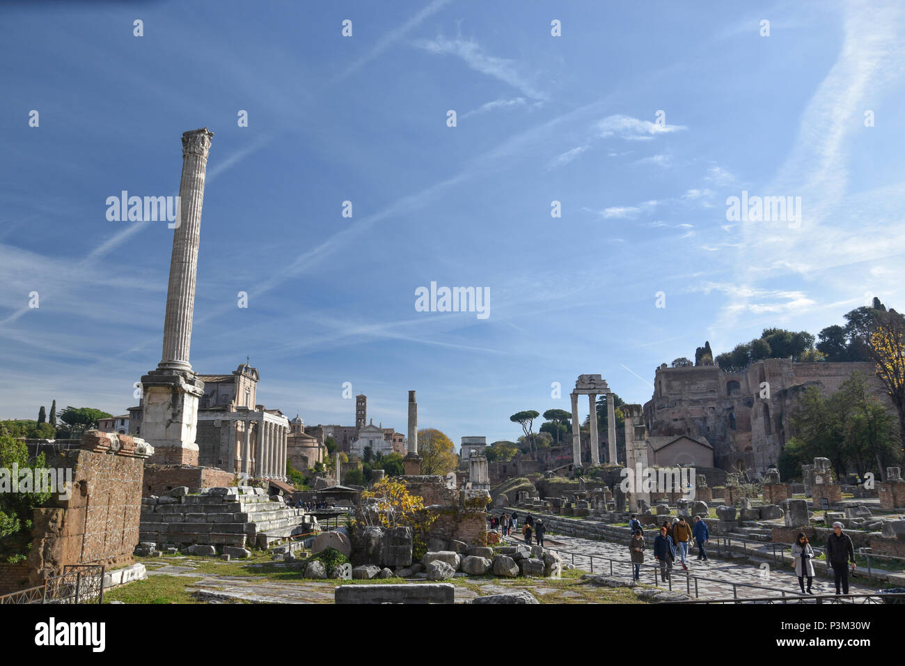 Touristen im Forum Romanum, Rom, Italien. Stockfoto