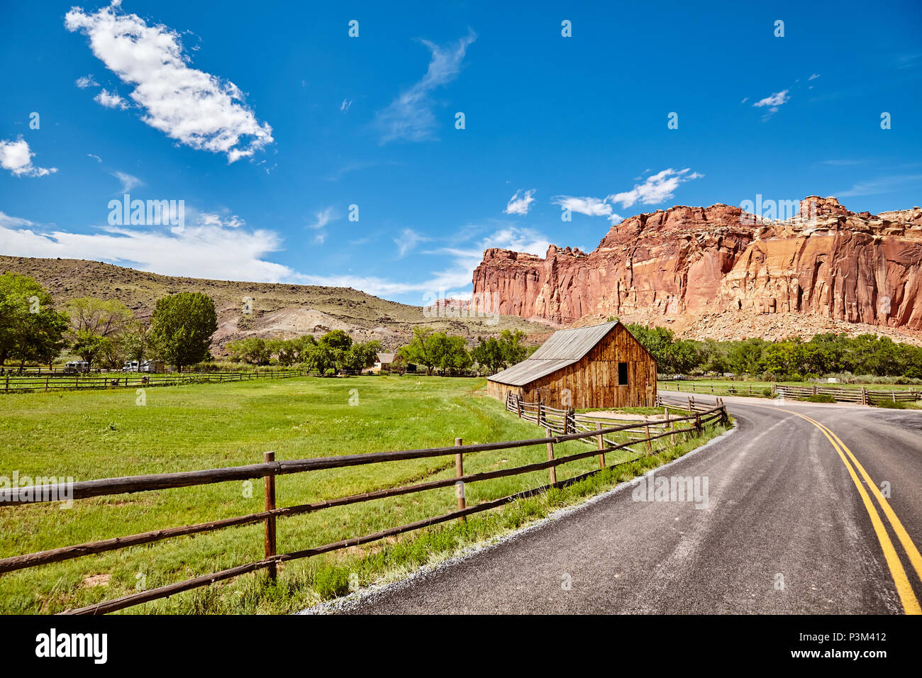 Gifford Scheune durch eine Straße in Capitol Reef Nationalpark, USA. Stockfoto