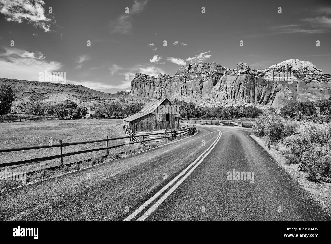 Schwarz-weiß Bild der Gifford Scheune durch eine Straße im Capitol Reef National Park, Utah, USA. Stockfoto