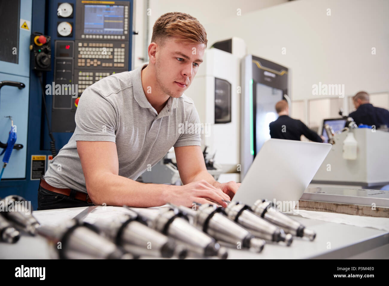 Männliche Ingenieur mit CAD-Programmierung Software auf dem Laptop Stockfoto