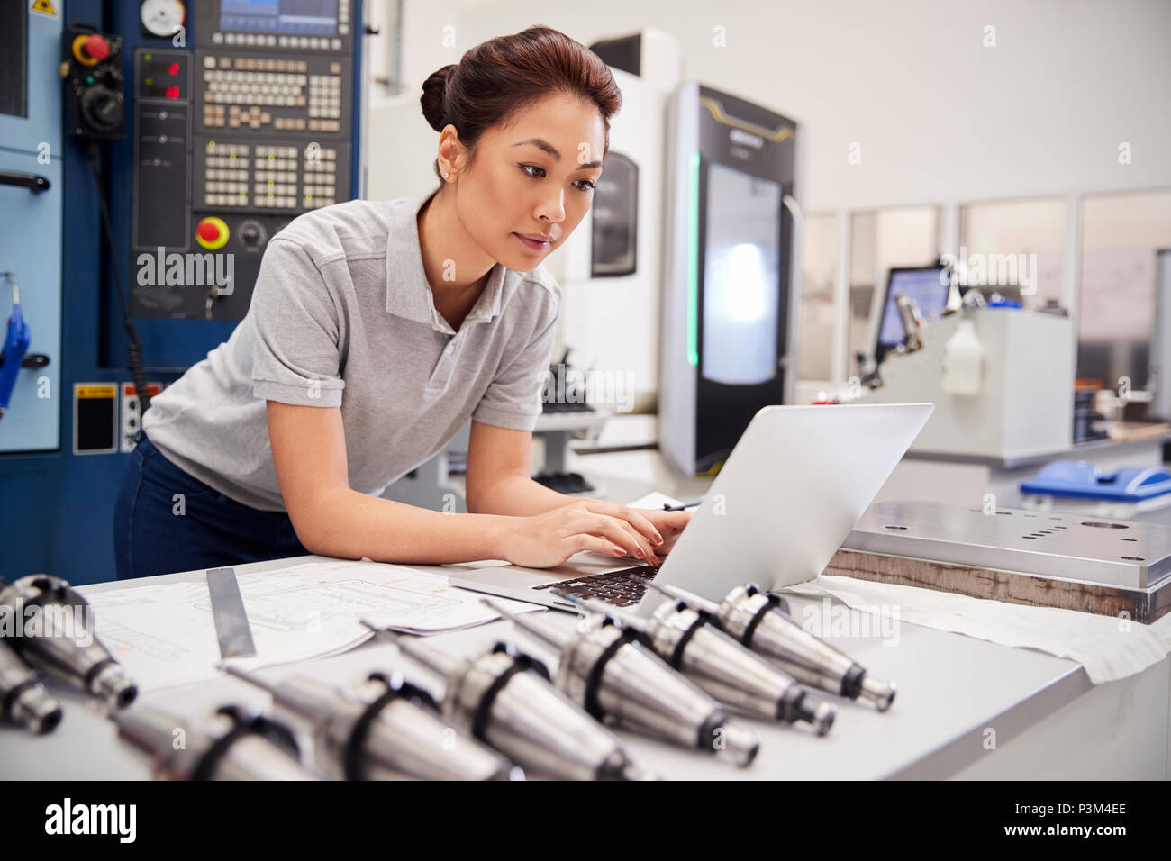 Ingenieurin mit CAD-Programmierung Software auf dem Laptop Stockfoto