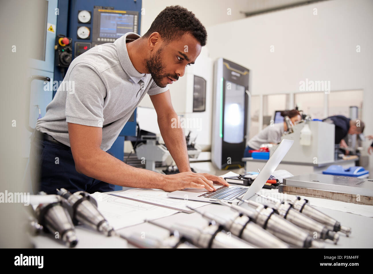 Männliche Ingenieur mit CAD-Programmierung Software auf dem Laptop Stockfoto