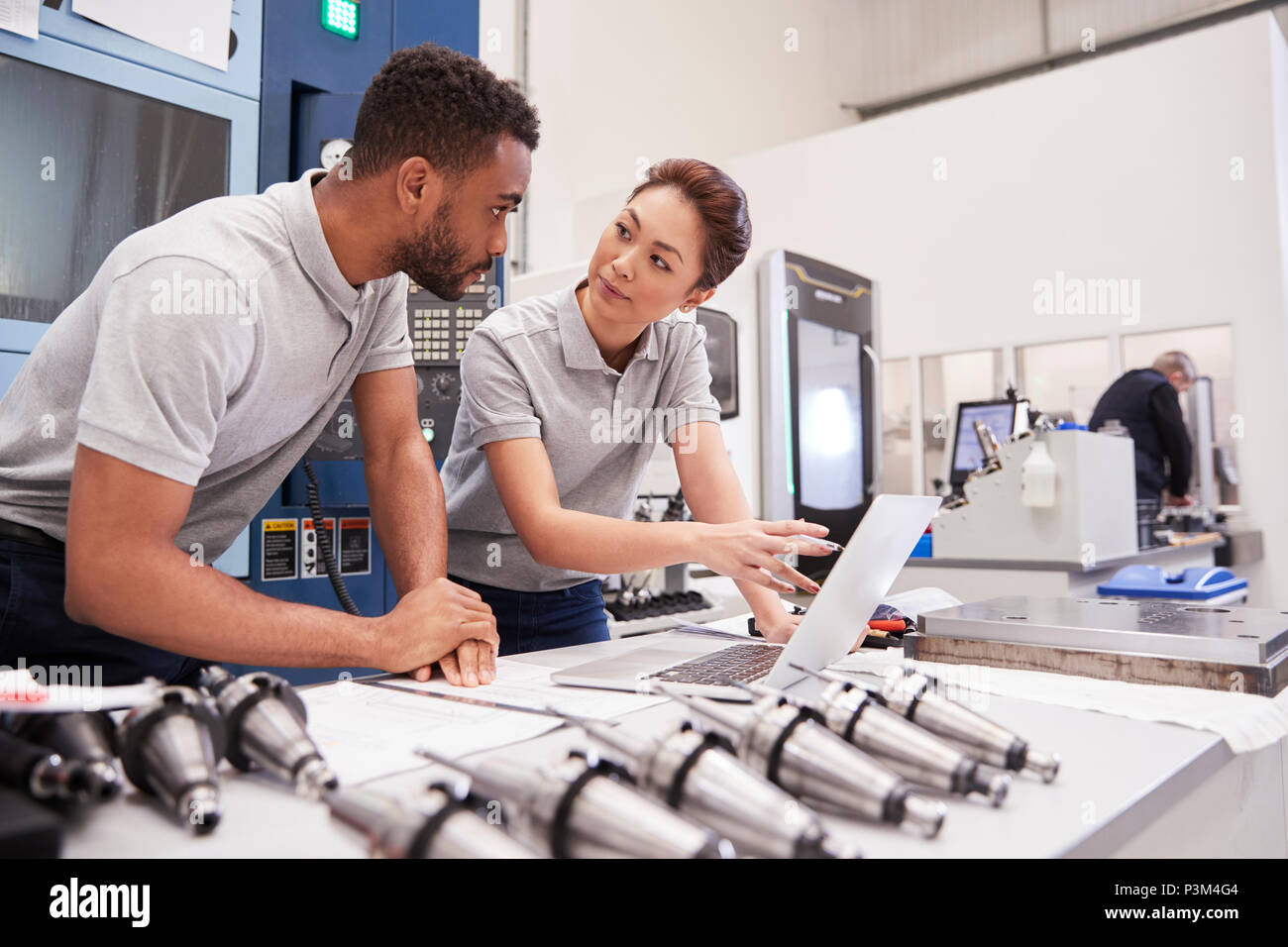 Zwei Ingenieure, die mit CAD-Programmierung Software auf dem Laptop Stockfoto