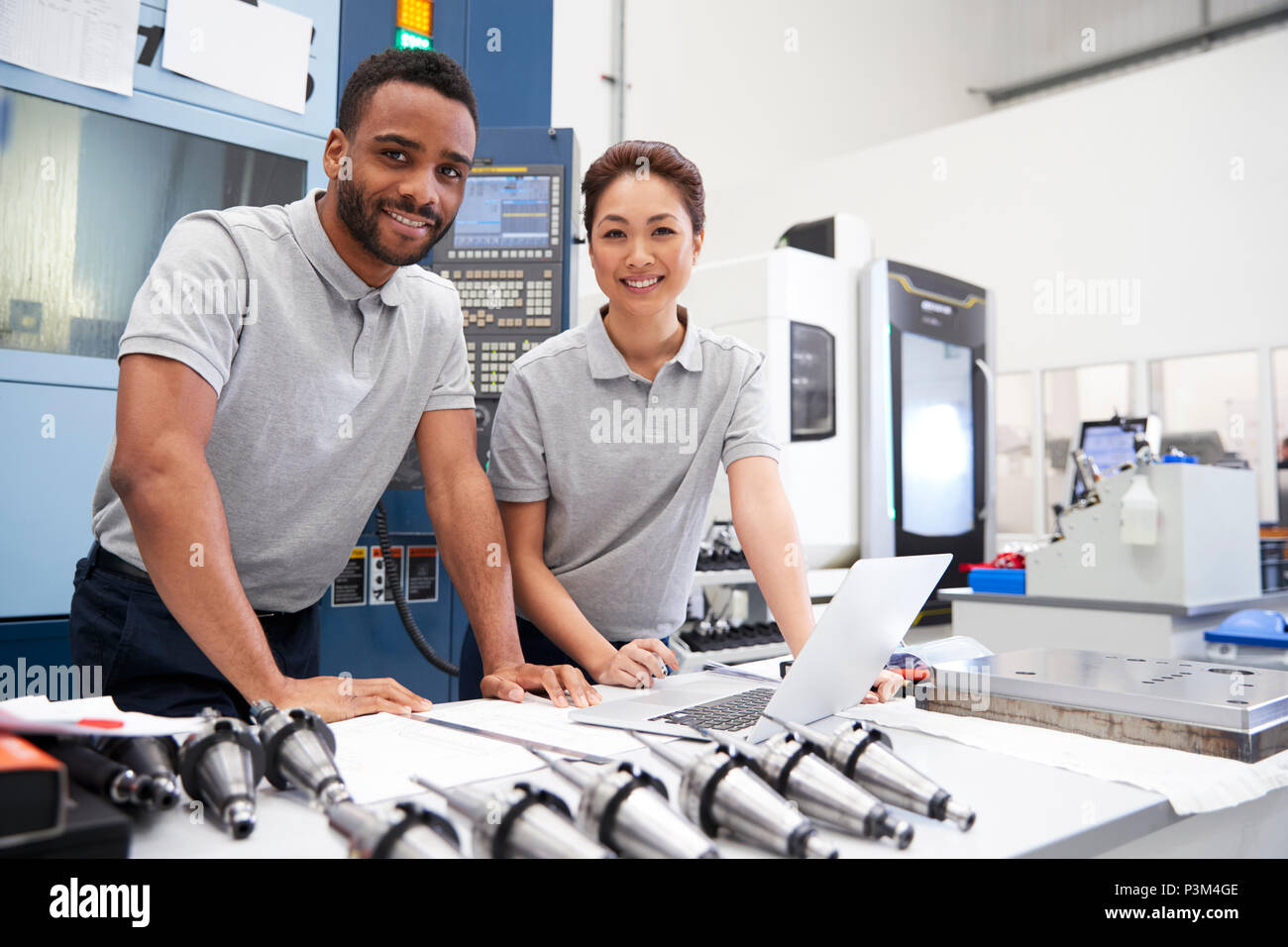 Porträt der Ingenieure, die mit CAD-Programmierung Software auf dem Laptop Stockfoto