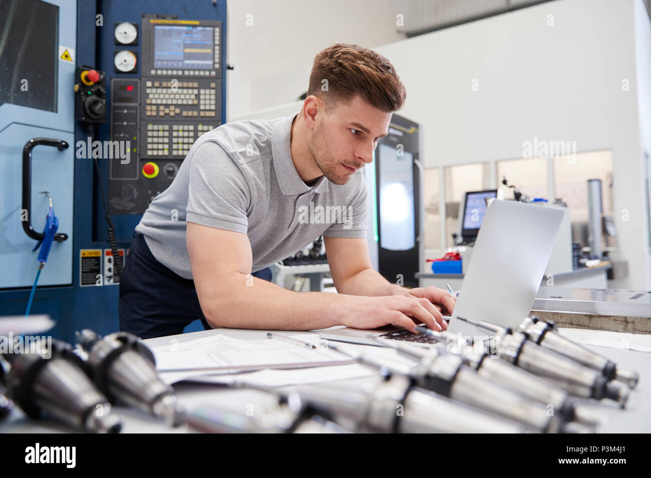 Männliche Ingenieur mit CAD-Programmierung Software auf dem Laptop Stockfoto