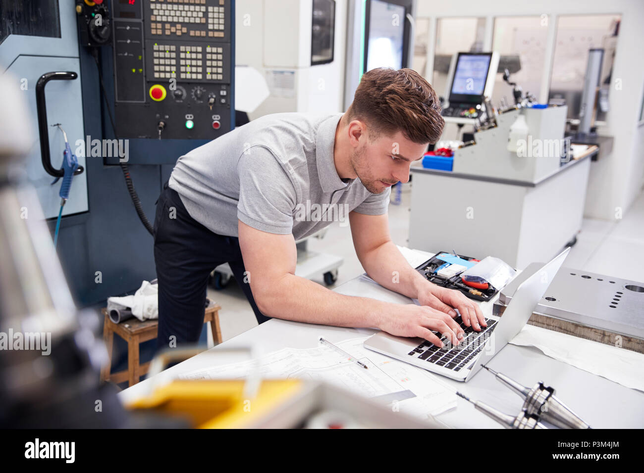Männliche Ingenieur mit CAD-Programmierung Software auf dem Laptop Stockfoto