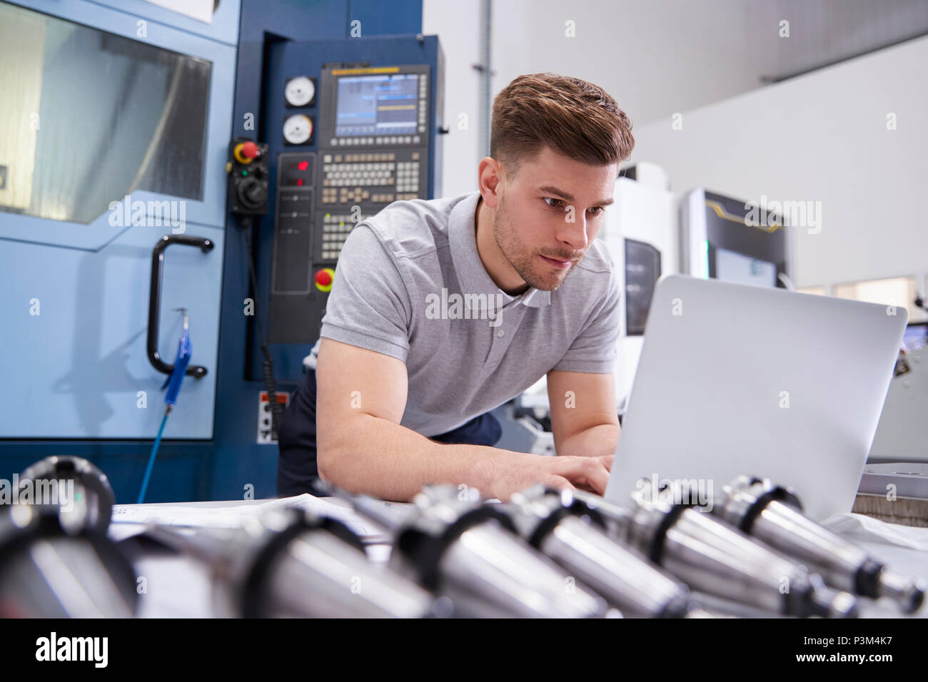 Männliche Ingenieur mit CAD-Programmierung Software auf dem Laptop Stockfoto
