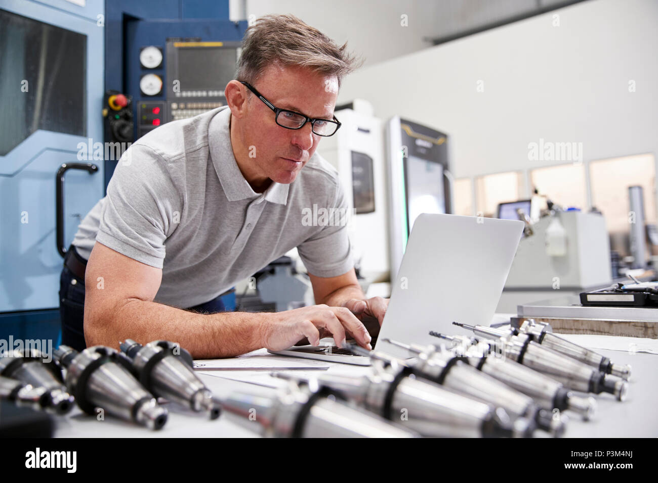Männliche Ingenieur mit CAD-Programmierung Software auf dem Laptop Stockfoto