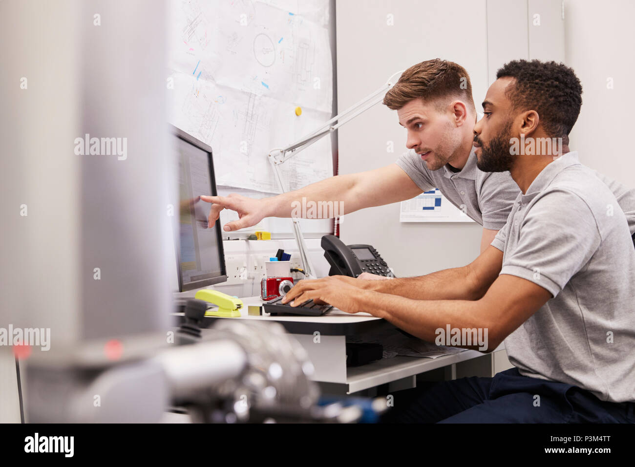 Männliche Ingenieure verwenden CMM Koordinatenmessgerät im Werk Stockfoto