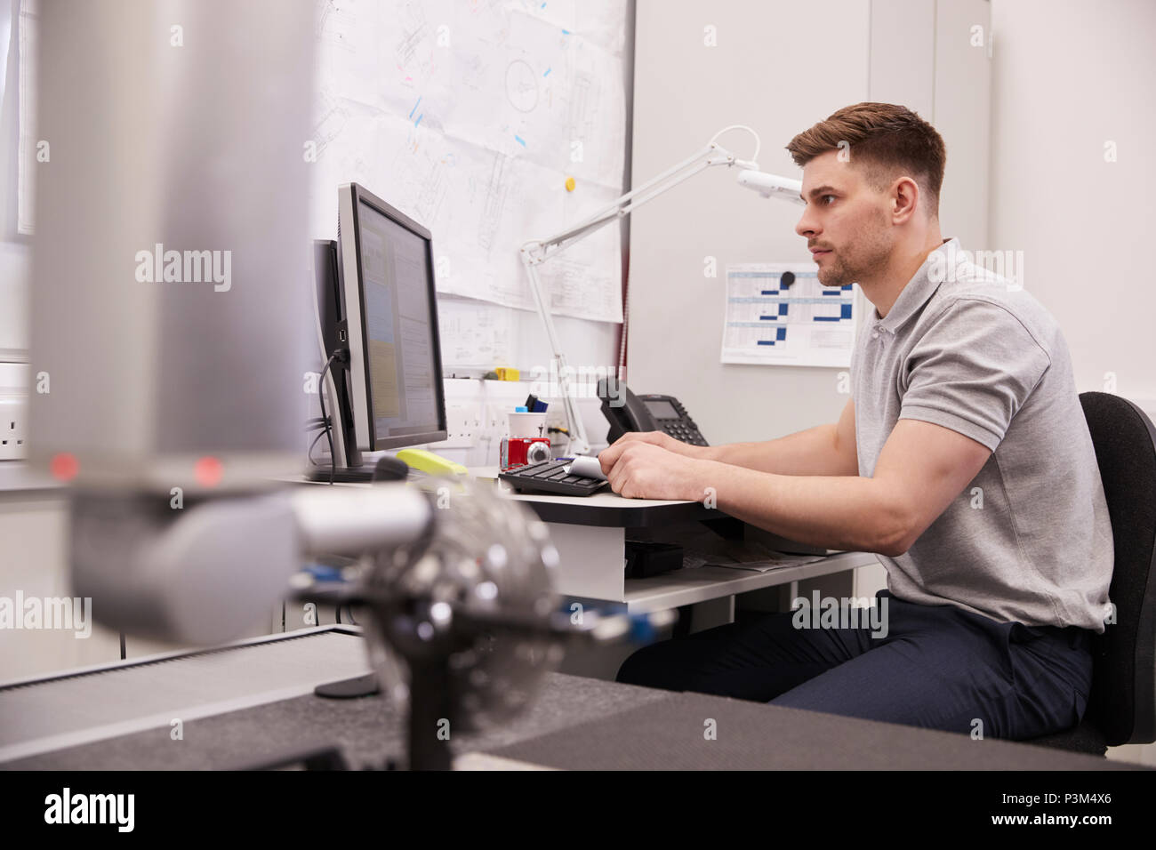 Männliche Engineer verwendet CMM Koordinatenmessgerät im Werk Stockfoto
