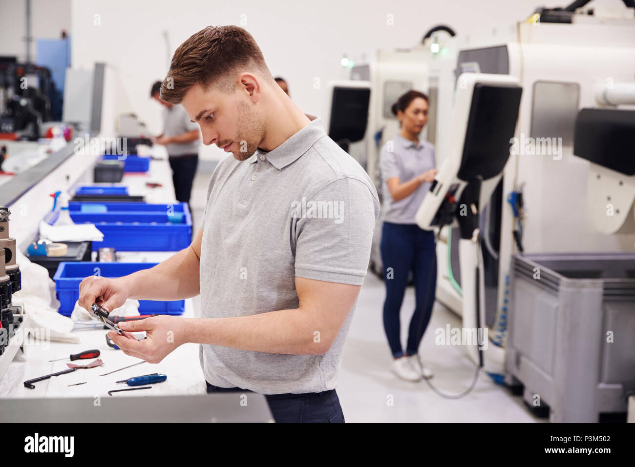 Männliche Engineer Quality Controlling in der Factory Stockfoto